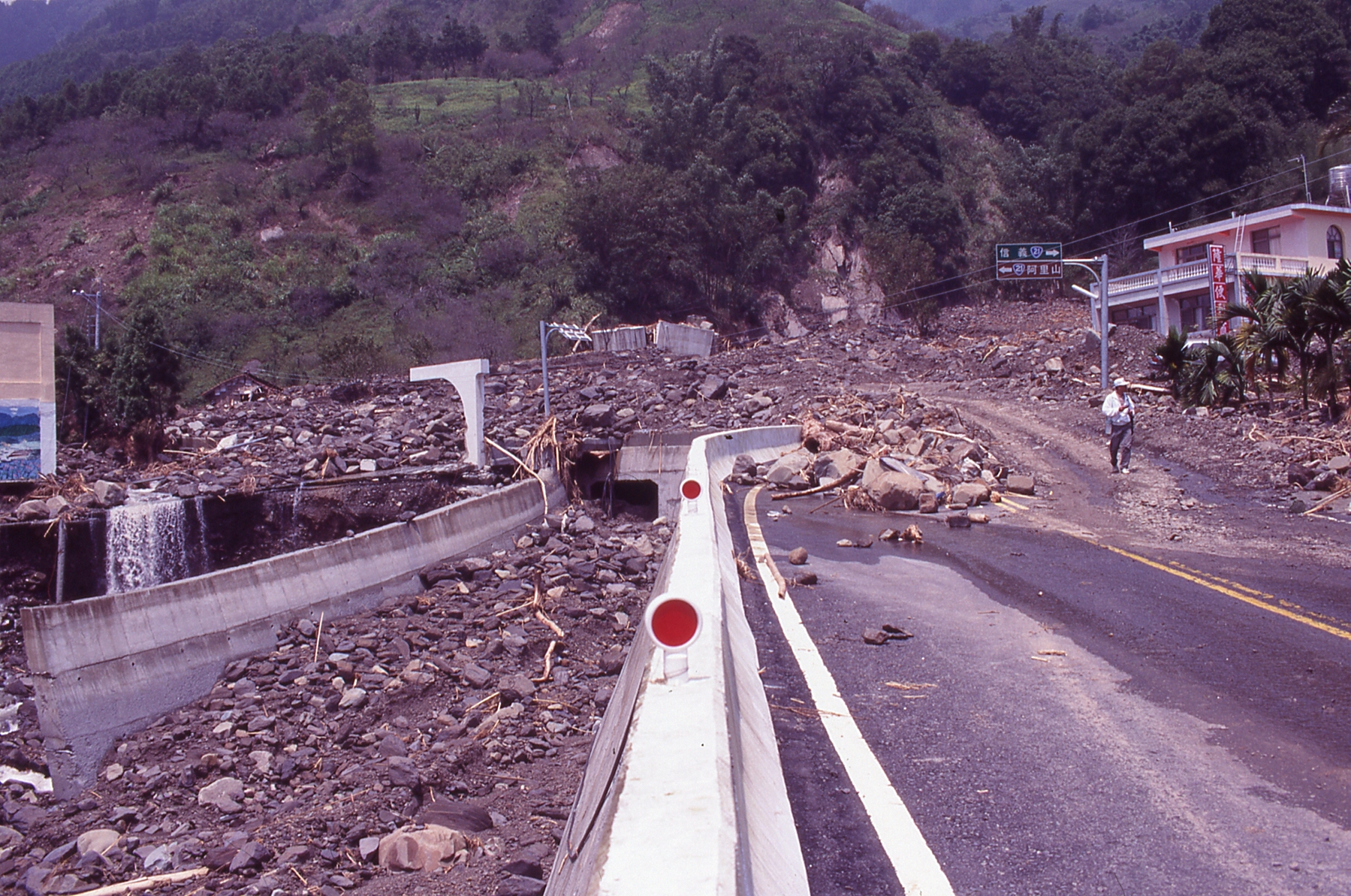 照片3  1996年賀伯颱風隆華便利商店與隆華國小間的「投縣DF194」土石流潛勢溪流爆發嚴重土石流(謝金德提供)